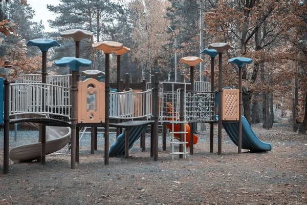 Parque Tem Parque Infantil Com Vários Dispositivos Para Jogos — Fotografia de Stock