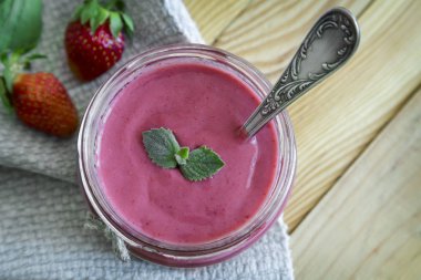 Bir peçete çilek yüzlü nane yaprakları ile masaya bir cam tabak içinde. Sunulan yakın çekim.