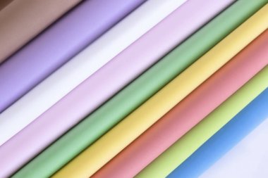 Çok renkli kağıt yaprakları paketleme ve çeşitli öğeleri yapmak için: takı, çiçekler, oyuncaklar.