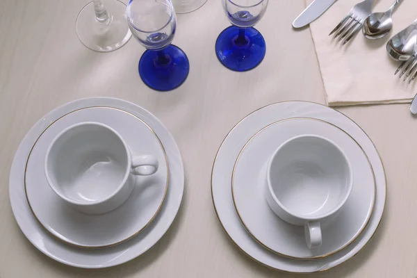 Bordet Två Koppar Med Fat Glas Knivar Skedar Gafflar Servett — Stockfoto