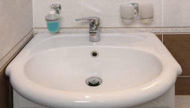 Havzası musluk suyu ve sıvı sabun ile yıkayın.