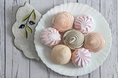 Beyaz bir plaka üzerinde farklı lezzetli şekerleme var. Üstten görünüm.