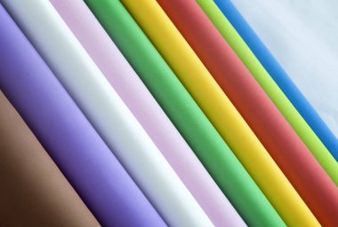 Çok renkli kağıt yaprakları paketleme ve çeşitli öğeleri yapmak için: takı, çiçekler, oyuncaklar.