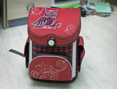 Rahat okul sırt çantalı kız pembe renkli kelebekler ile güzel desen ile dekore edilmiştir. Beyaz bir arka plan üzerinde sunulan.