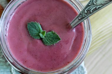 Bir peçete çilek yüzlü nane yaprakları ile masaya bir cam tabak içinde. Sunulan yakın çekim.