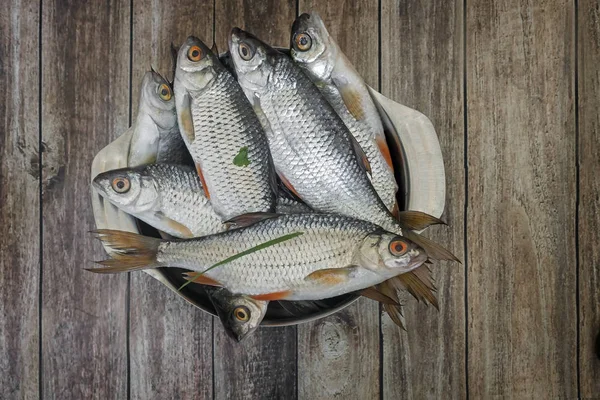 Čerstvé Ryby Ulovené Řece Stůl Železné Bowl Pro Další Přípravu — Stock fotografie