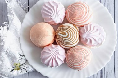 Beyaz bir plaka üzerinde farklı lezzetli şekerleme var. Üstten görünüm.