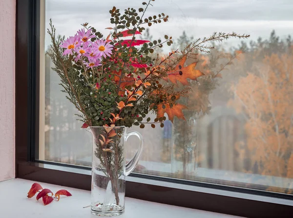 Window Sill Glass Decanter Beautiful Autumn Bouquet Flowers Bright Autumn — Stock Photo, Image