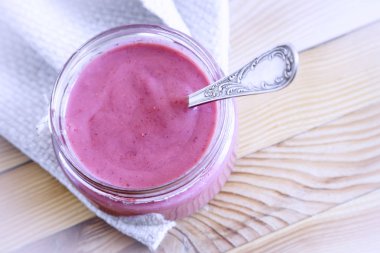 Bir peçete çilek yüzlü masada bir cam tabak içinde. Üstten görünüm.