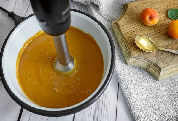 Bowl Using Blender Prepare Apricot Smoothies — Stock Photo, Image