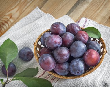 Hasır sepette olgun erikler.