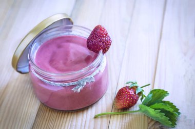 Olgun tatlı çilek ve yoğurt ile güler yüzlü