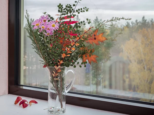 Bouquet de fleurs et feuilles d'automne sur le rebord de la fenêtre . — Photo