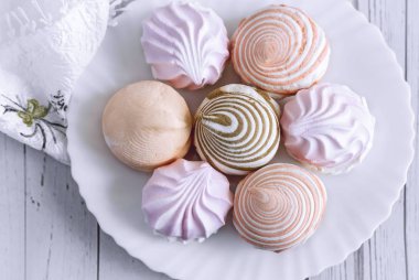 Marshmallow bir plaka üzerinde farklı çeşitleri.