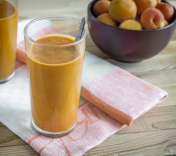 带酸奶的成熟杏在玻璃杯中的冰沙. — 图库照片