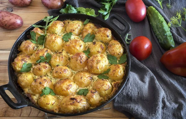 Le patate giovani con ricotta vengono cotte in forno. — Foto Stock