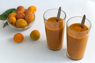 Yoğurtlu Gözlüklü olgun kayısı smoothies.