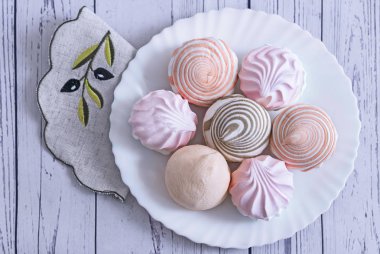 Beyaz bir plaka üzerinde farklı lezzetli şekerleme var. Üstten görünüm.