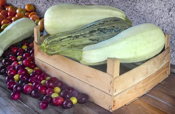 Houten Tafel Zijn Courgette Een Houten Doos Tomaten Rijpe Gele — Stockfoto