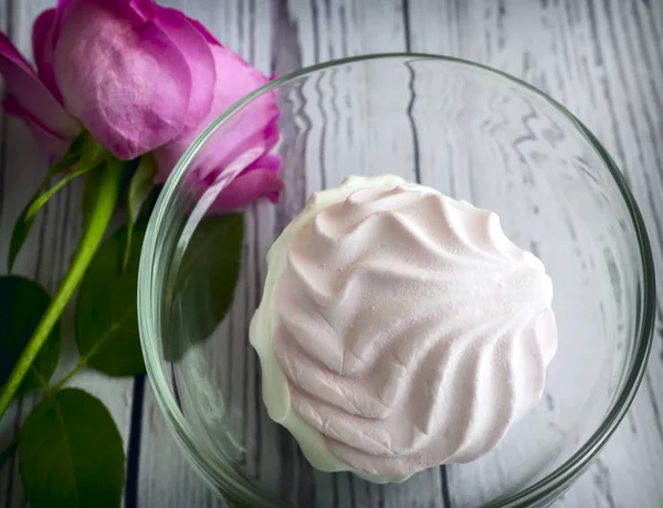Vaso Vidro Delicioso Marshmallow Lado Uma Rosa Vista Cima — Fotografia de Stock