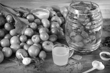 Tuzlu domates bir cam kavanoza. Domates, baharatlar. Siyah beyaz resim.