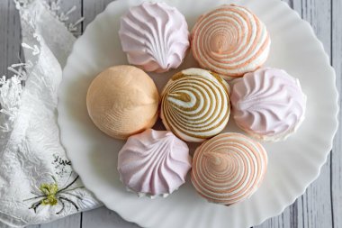 Beyaz bir plaka üzerinde farklı lezzetli şekerleme var. Üstten görünüm.