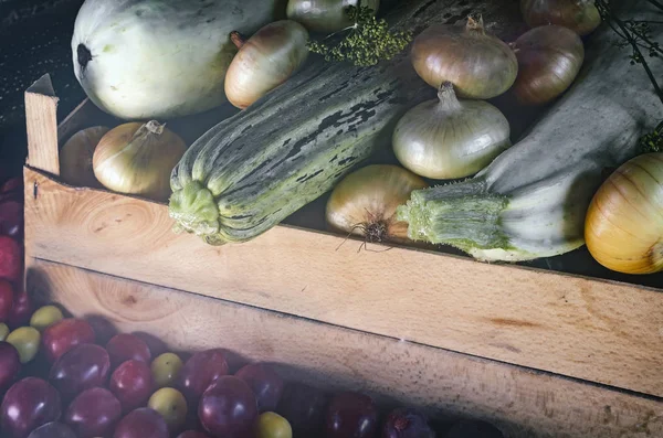 Höstens skörd: zucchini, gula och röda plommon, lök — Stockfoto
