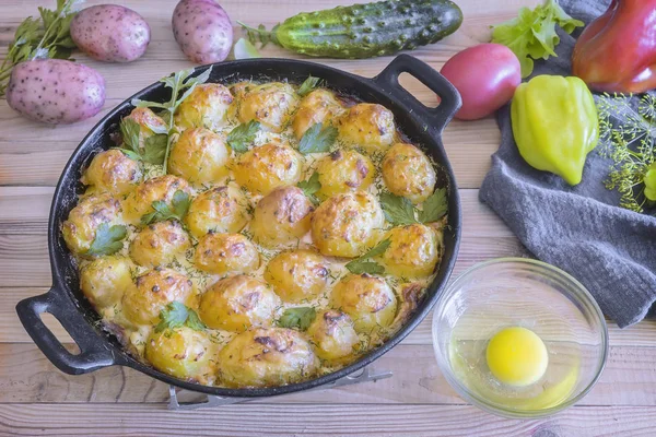 Junge Kartoffeln mit Quark werden im Ofen gebacken. — Stockfoto
