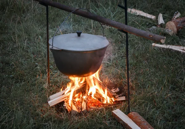 У горщику на вогні готуємо їжу . — стокове фото