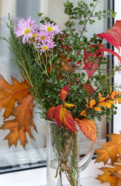Parapecie Karafki Szkła Piękny Bukiet Jesiennych Kwiatów Jasny Liści Jesienią — Zdjęcie stockowe