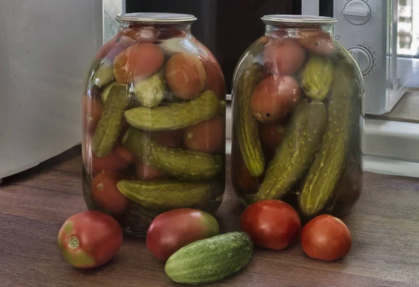 Konservierung Für Hause Große Gläser Mit Roten Reifen Eingelegten Tomaten — Stockfoto