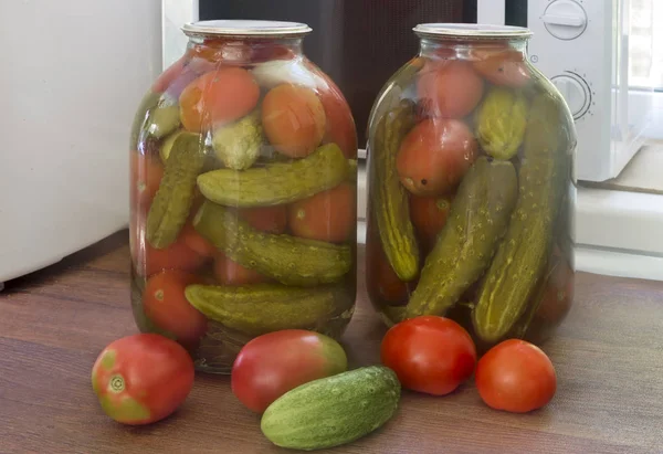 Konservierung Für Hause Große Gläser Mit Roten Reifen Eingelegten Tomaten — Stockfoto