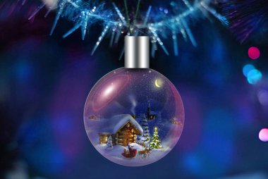 Bir güzel parlayan top resmi bir peri evin içinde olan bir dekorasyon için bir Noel ağacı var. Mavi bir arka plan üzerinde sunulan.
