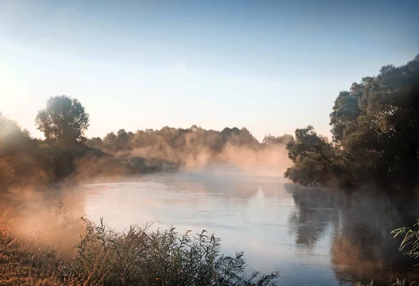 Schöner Ruhiger Fluss Mit Dem Nebel Über Der Wasseroberfläche Morgengrauen — Stockfoto