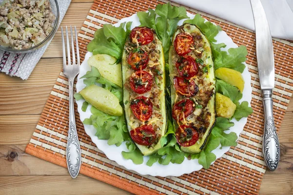 Courgettes Sur Une Assiette Farcie Viande Hachée Légumes Avec Pommes — Photo