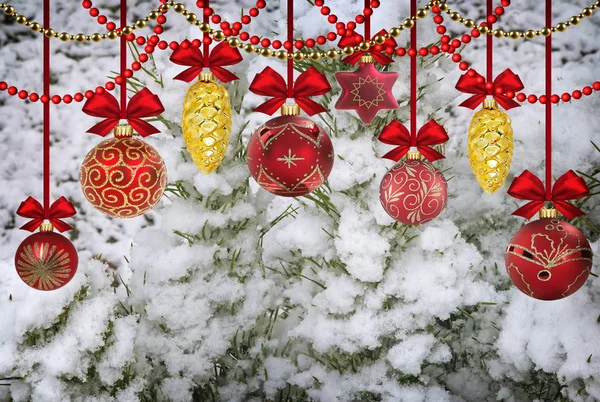 Nytt Och Julkort Med Bilden Snötäckta Granar Och Juldekorationer — Stockfoto