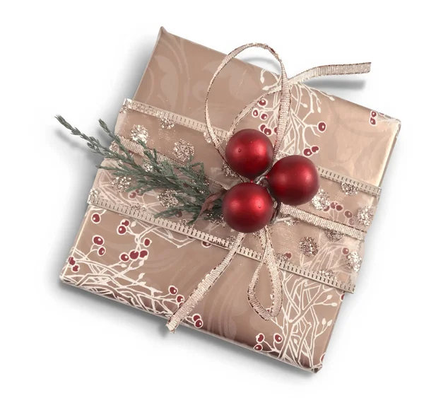 圣诞礼物在一个美丽的闪亮包装 用红球和绿色树枝装饰 呈现在白色背景上 — 图库照片