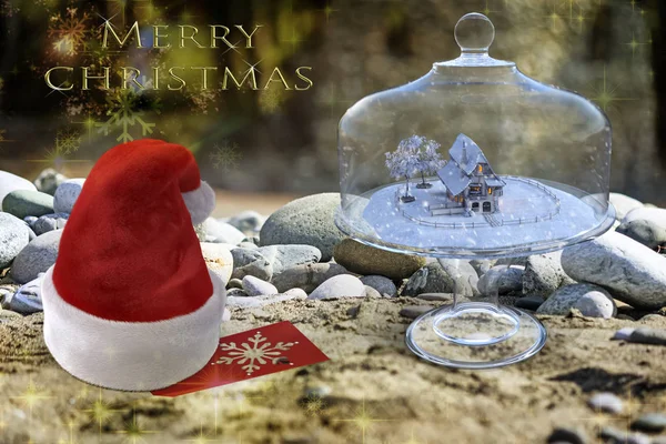 Strand Meer Weihnachtsurlaub Weihnachtsmütze Mit Glückwünschen Und Ein Winterhaus Wald — Stockfoto
