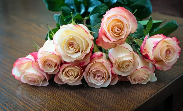 Sulla Superficie Del Tavolo Bouquet Belle Rose Bianche Rosa — Foto Stock