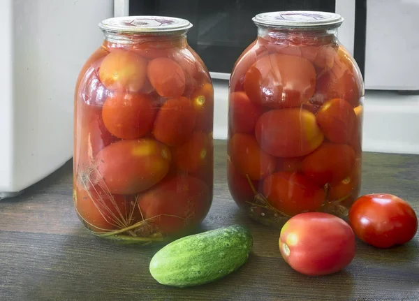 Conservação Casa Grandes Frascos Vidro Com Tomates Vermelhos Maduros Conserva — Fotografia de Stock