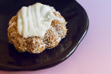 Çerezler üzerinde pembe bir arka plan üzerine bir daire.