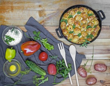 Prens patates: süzme peynir ile fırın genç patates pişmiş. İle sebze yiyin. Rus mutfağı.