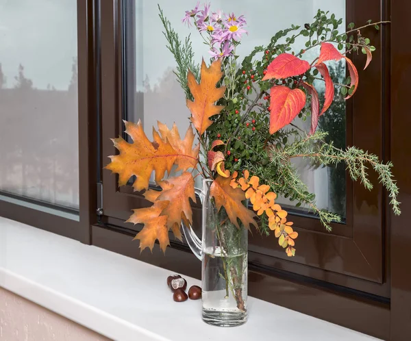 Sur Rebord Fenêtre Dans Une Carafe Verre Beau Bouquet Automne — Photo