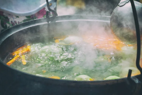 Deliciosa Sopa Pescado Cocina Una Olla Llamas Presentado Primer Plano —  Fotos de Stock