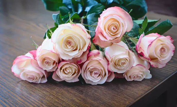 Sur Surface Table Trouve Bouquet Belles Roses Blanches Roses — Photo