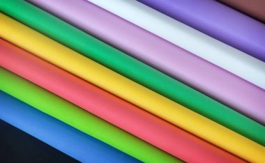 Farklı renklerde yaprak kağıt katlanmış.