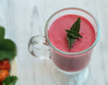 Olgun tatlı çilek ve yoğurt ile güler yüzlü