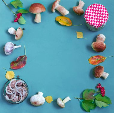 Mavi bir arka plan üzerinde Marine mantar bir vazo içinde ve yanında taze mantar ve sonbahar yaprakları bir cam kavanoza vardır.