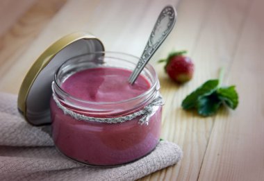 Bir peçete çilek yüzlü masaya üzerinde bir cam tabak .