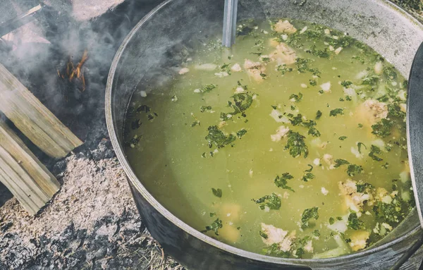 Вкусный Суп Приготовленный Кастрюле Костре Представлено Крупным Планом — стоковое фото